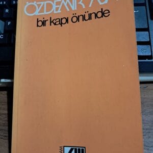 BİR KAPI ÖNÜNDE/Özdemir ASAF