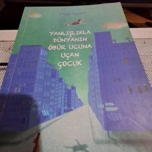 YANLIŞLIKLA DÜNYANIN ÖBÜR UCUNA UÇAN ÇOCUK/John BOYNE